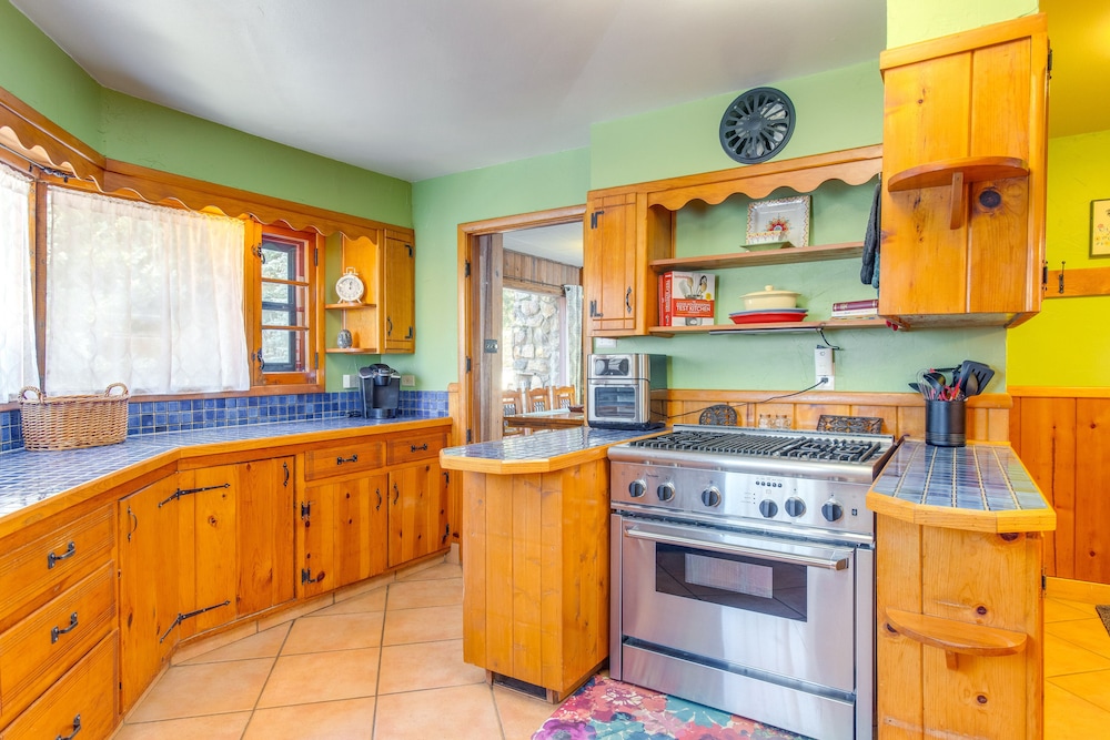 Charming Idaho Springs Retreat on Chicago Creek!