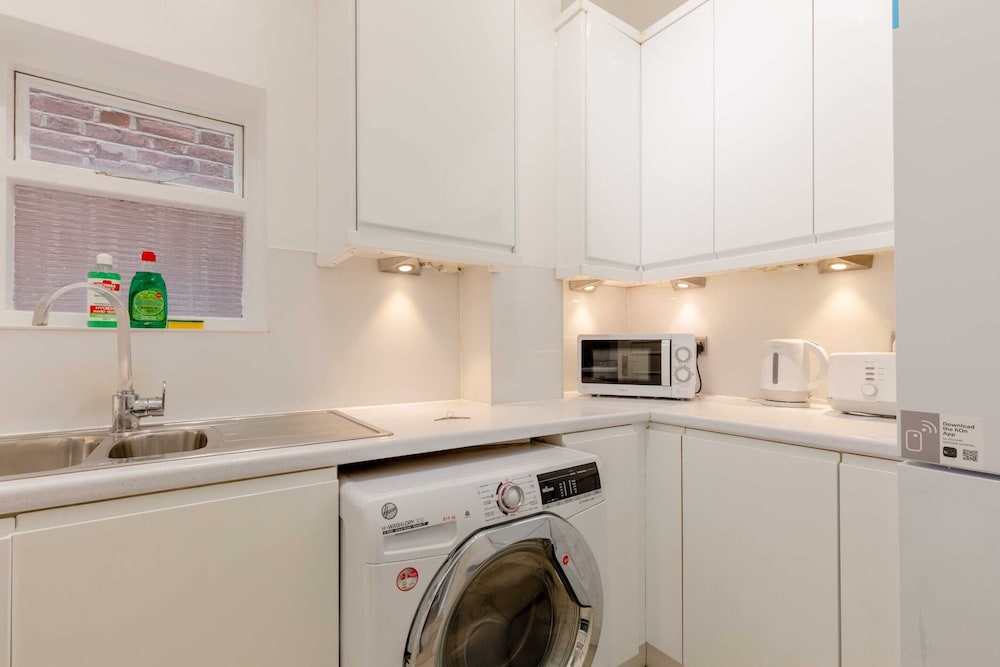 Roomy 3BD by Hampstead Heath!