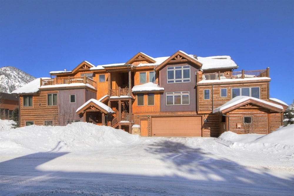 Mount Victoria Lodge #d 3 Bedroom Condo by RedAwning