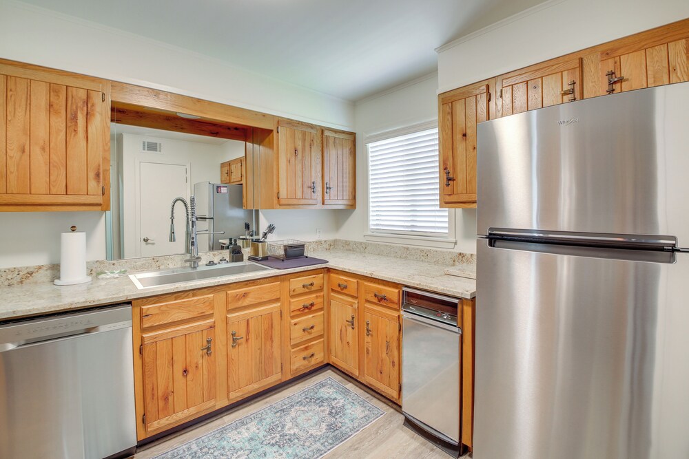 1 Mi to Boating: Pool-view Haven in Lake Hamilton!