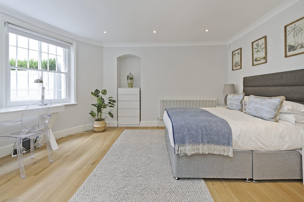 Huge Kensington Garden Flat