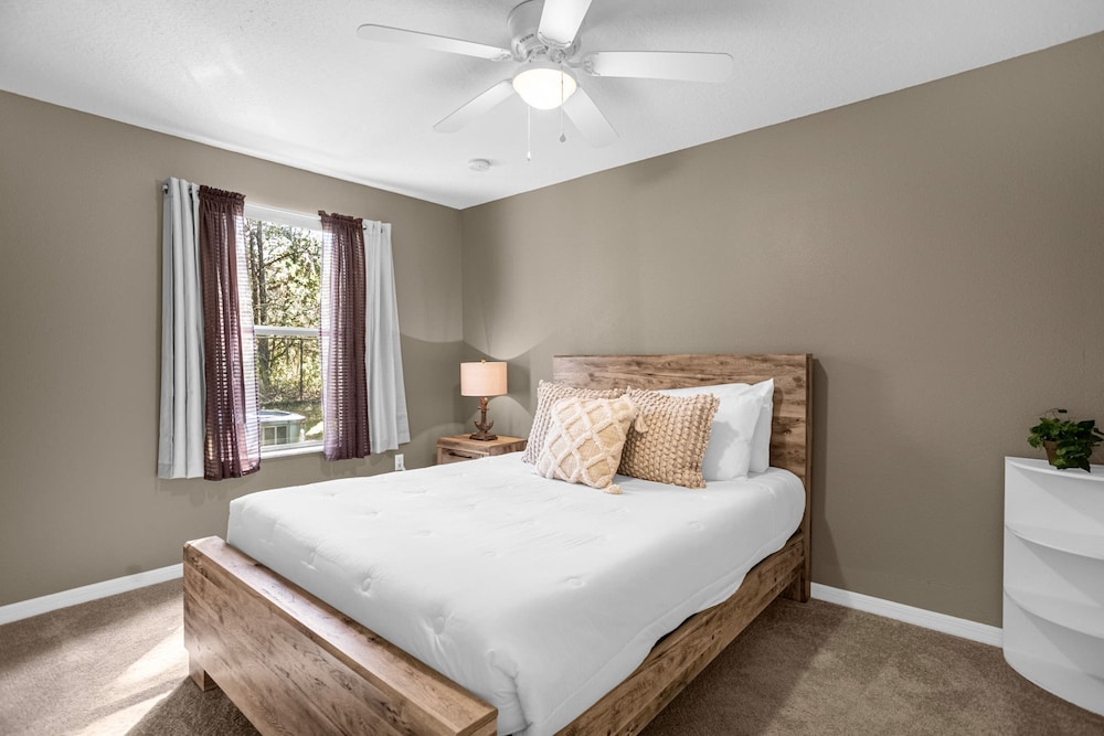 Upstay Stylish Condo w Garden Patio Near Disney
