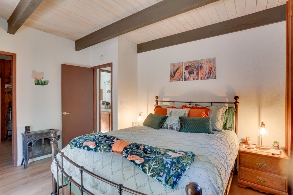 Cabin w/ Deck, Fire Pit & Big Bear Lake Access!