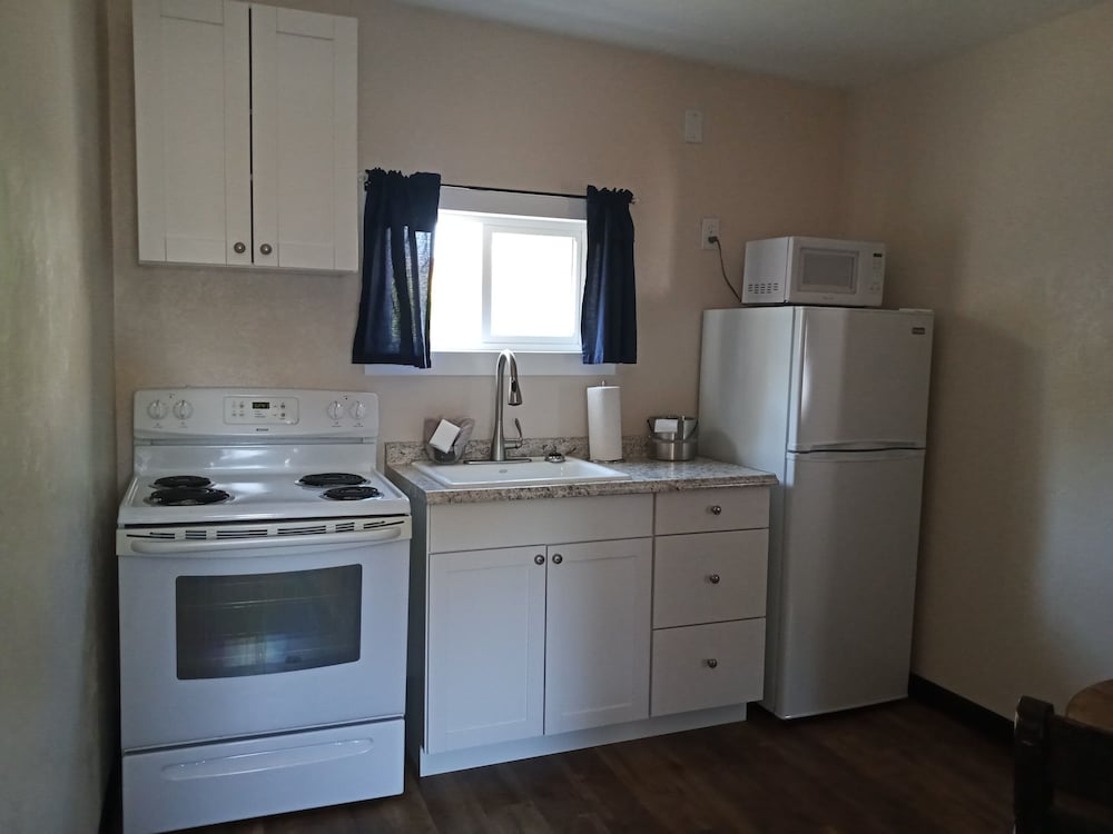 Lamplighter Cabins & Suites