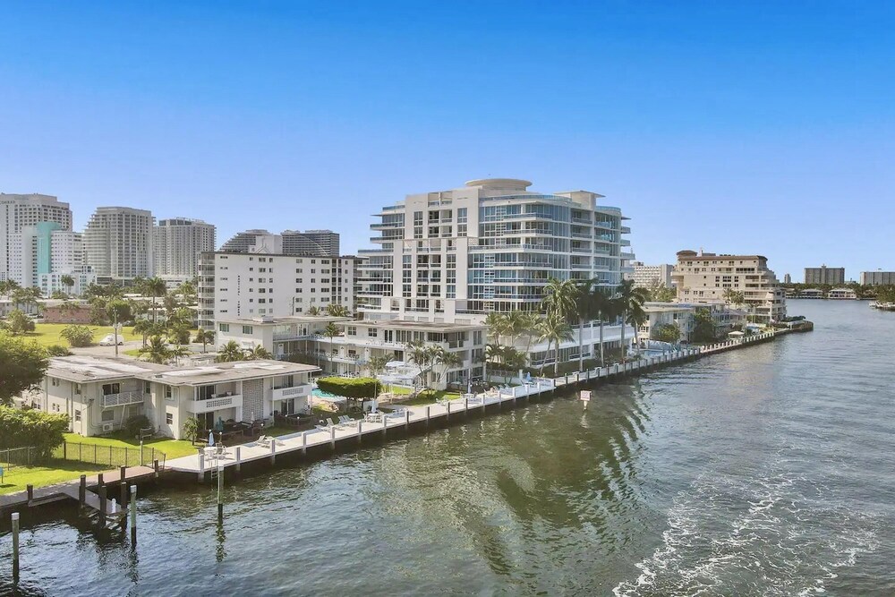 Vistamar Waterfront Beach Abode -walk to the Beach view 3