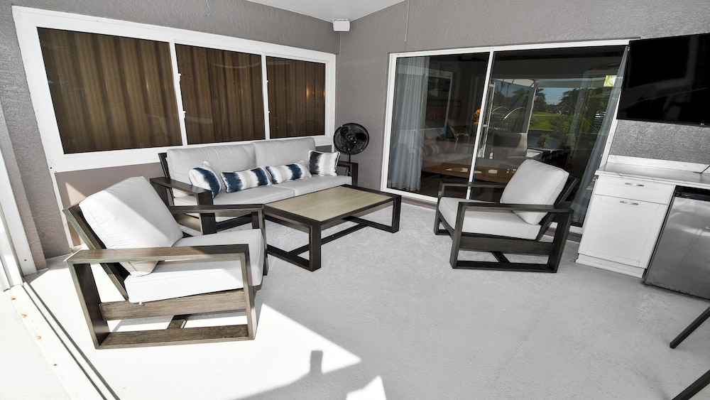 Mei Jing Waterfront Pool and Tiki Hut-must see