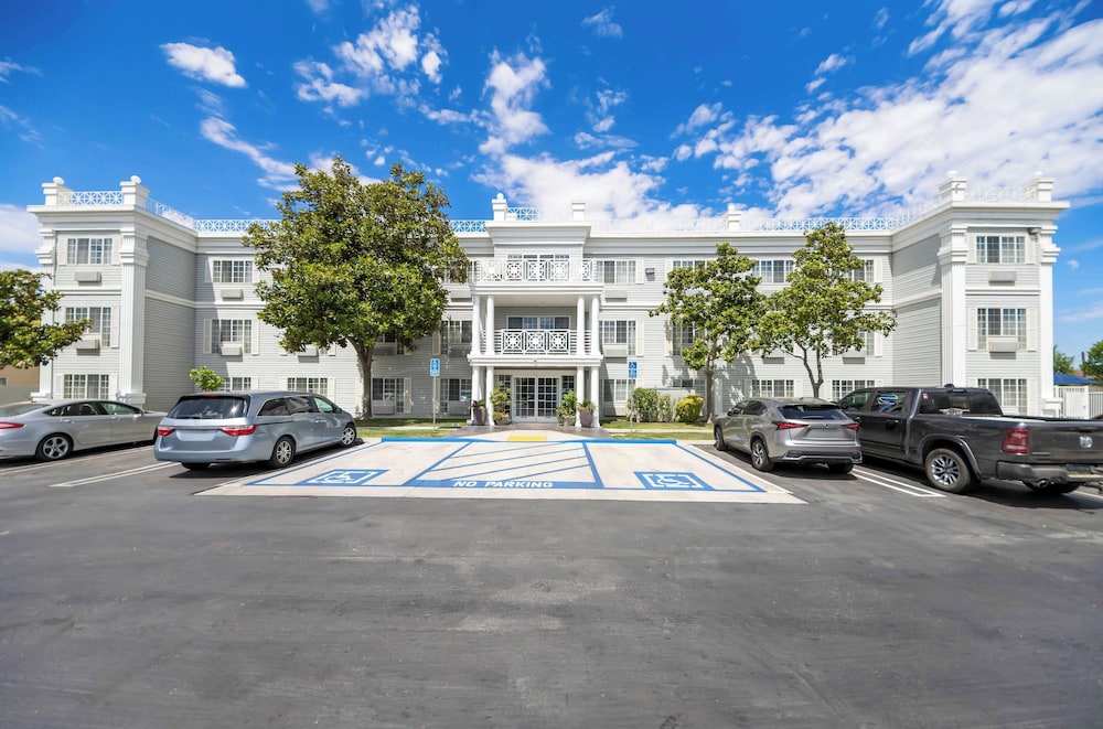 Los Banos Vacations - Best Western Executive Inn - Property Image 1