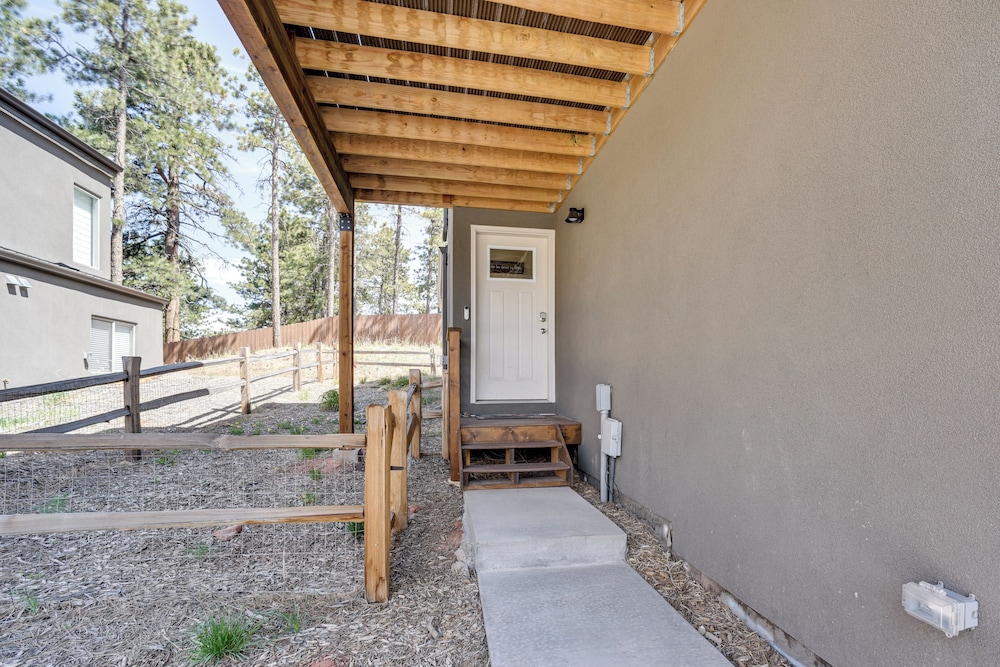 Dtwn Woodland Park Townhome w/ Covered Deck