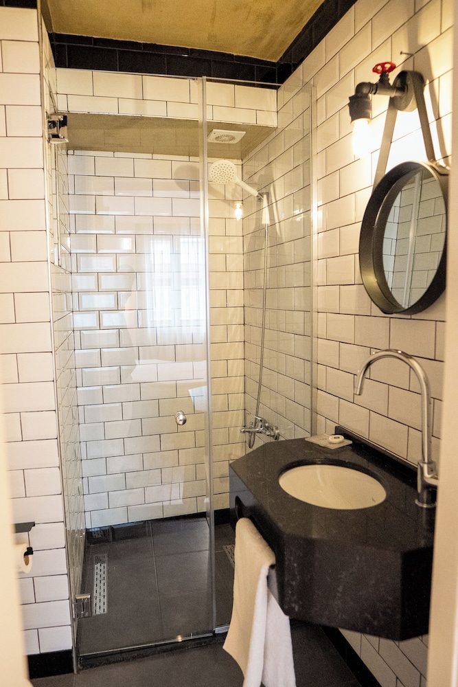 Hot Budget - Image 44