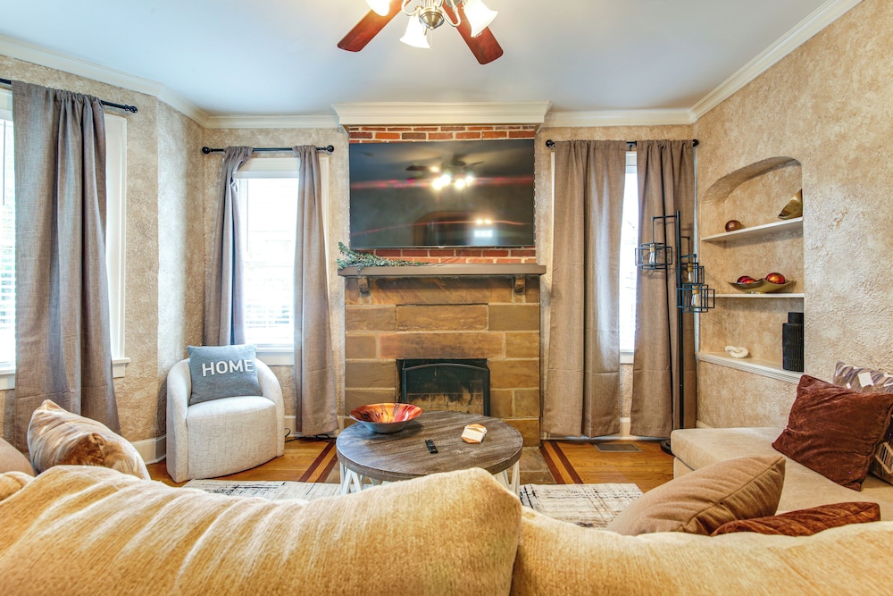 2 Mi to Memphis Zoo: Charming Home w/ Private Yard