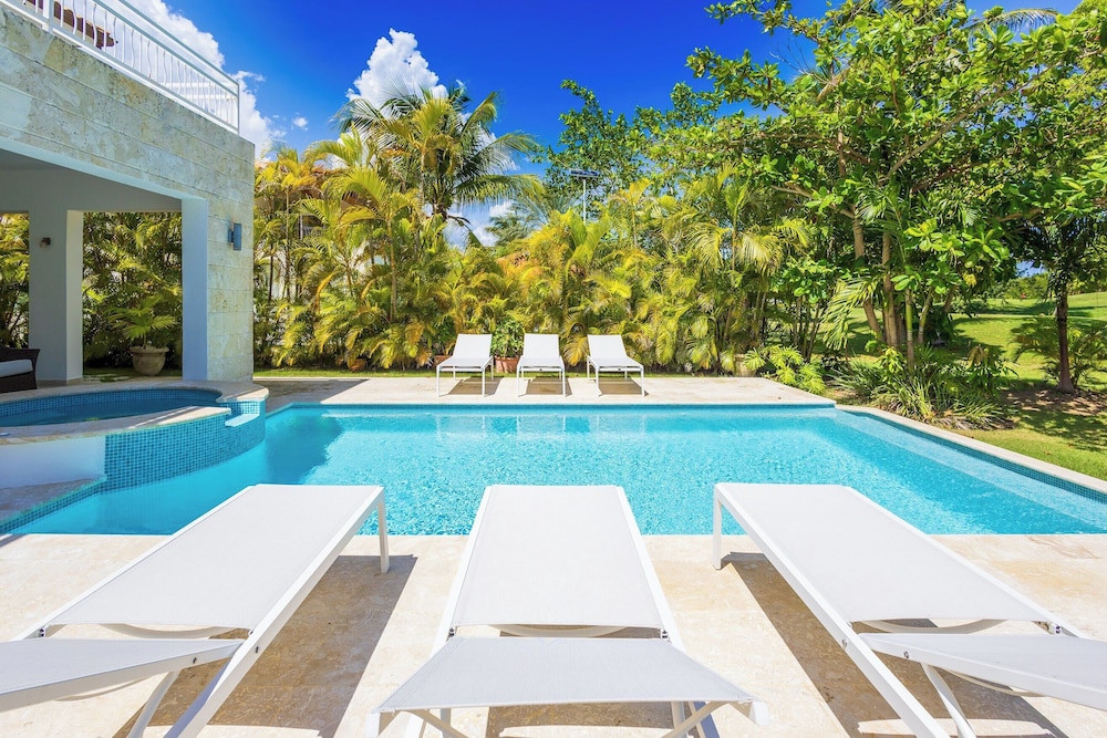 Villa Buganvilla 252 - 4BR Pool Jacuzzi Golf