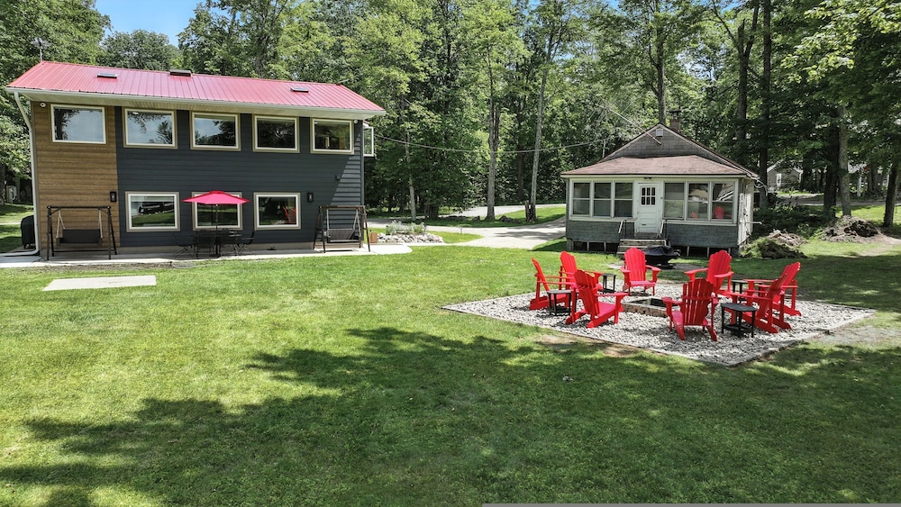 5 BR Family Hangout I Lake Views I Firepit