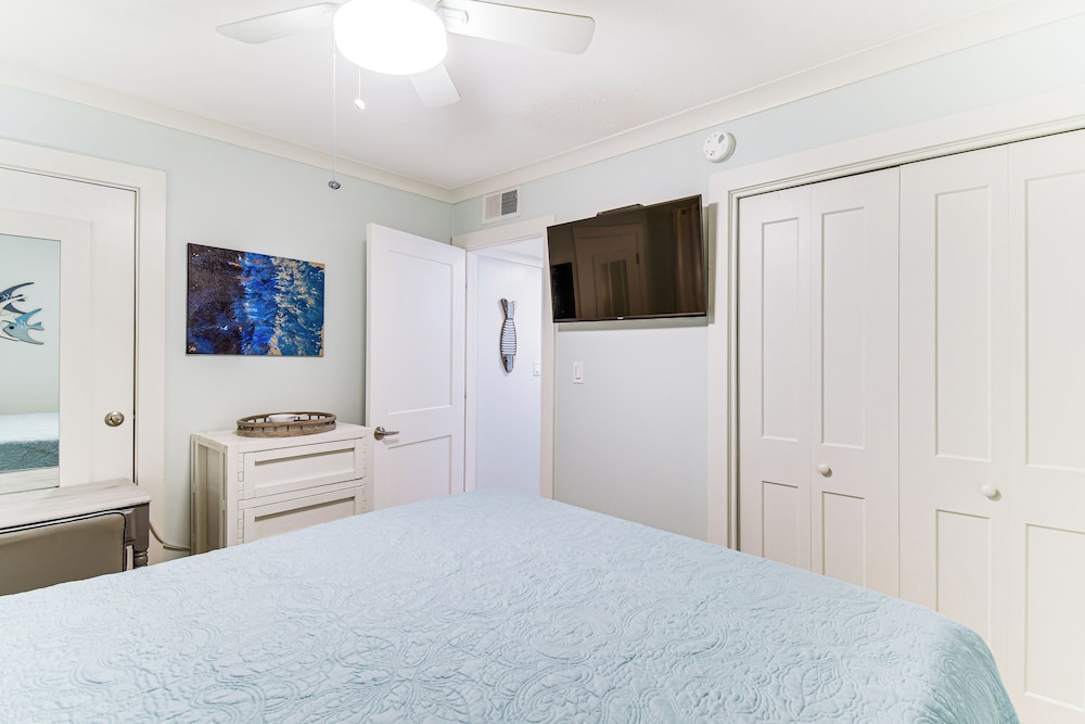 Beachfront Abode w/ Pool Access in Gulf Shores!