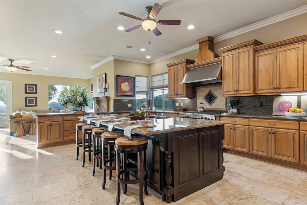 Hilltop Estate w/ Pool, Hot Tub, Fire Pit, Views Cleveland Vista by Avantstay