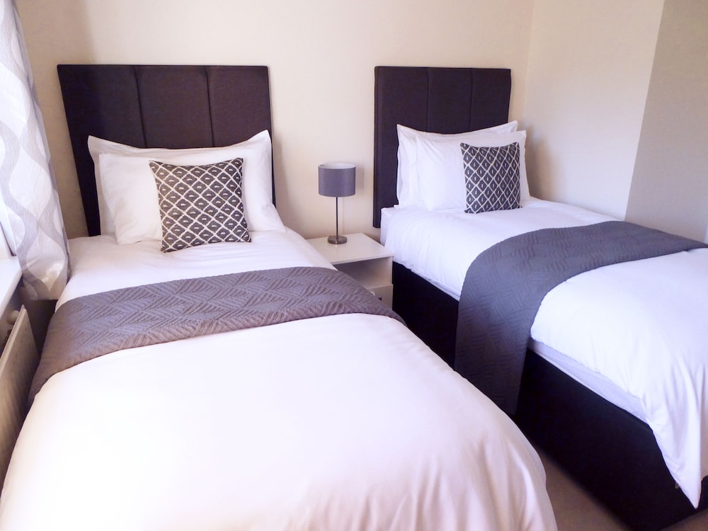Riis Apartments Camberley view 3