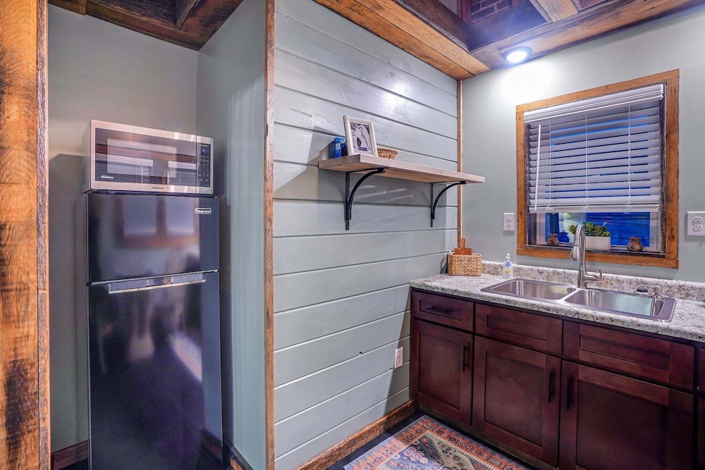 Stylish Retro Stay, Columbia House Unit D 1 Bedroom Apts