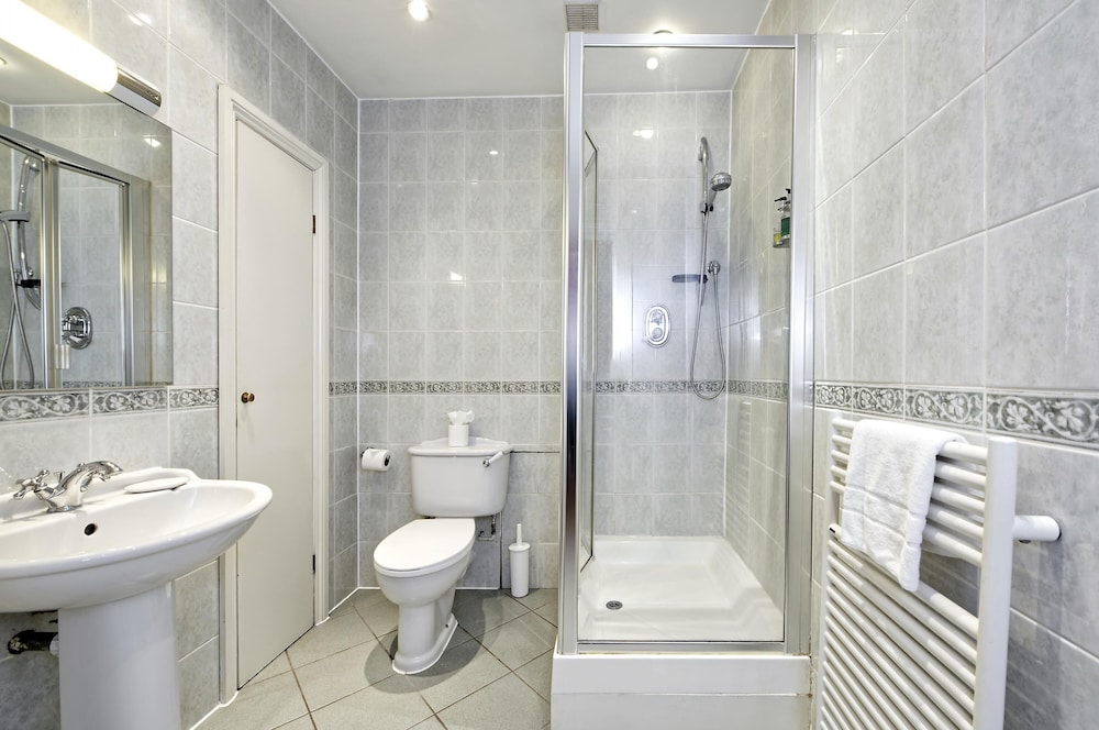 Historic Whitehall Flat in SW1 by Underthedoormat