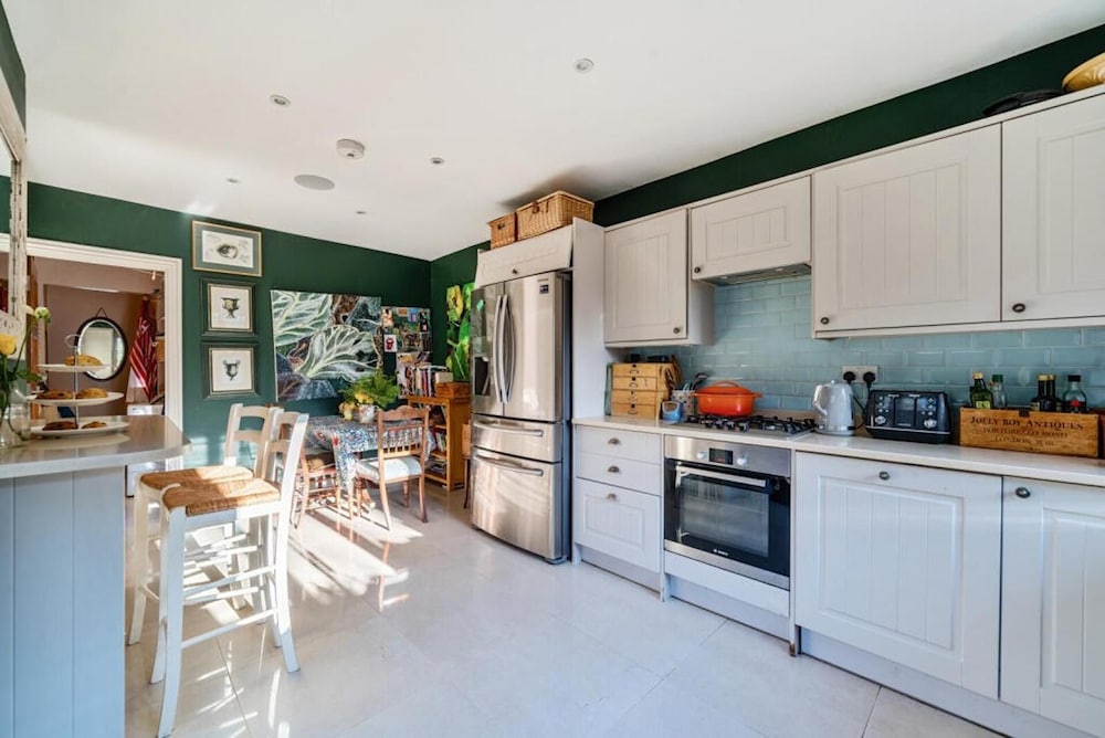 Cobham Home With Annex - Sleeps 6 - bbq & Fire pit