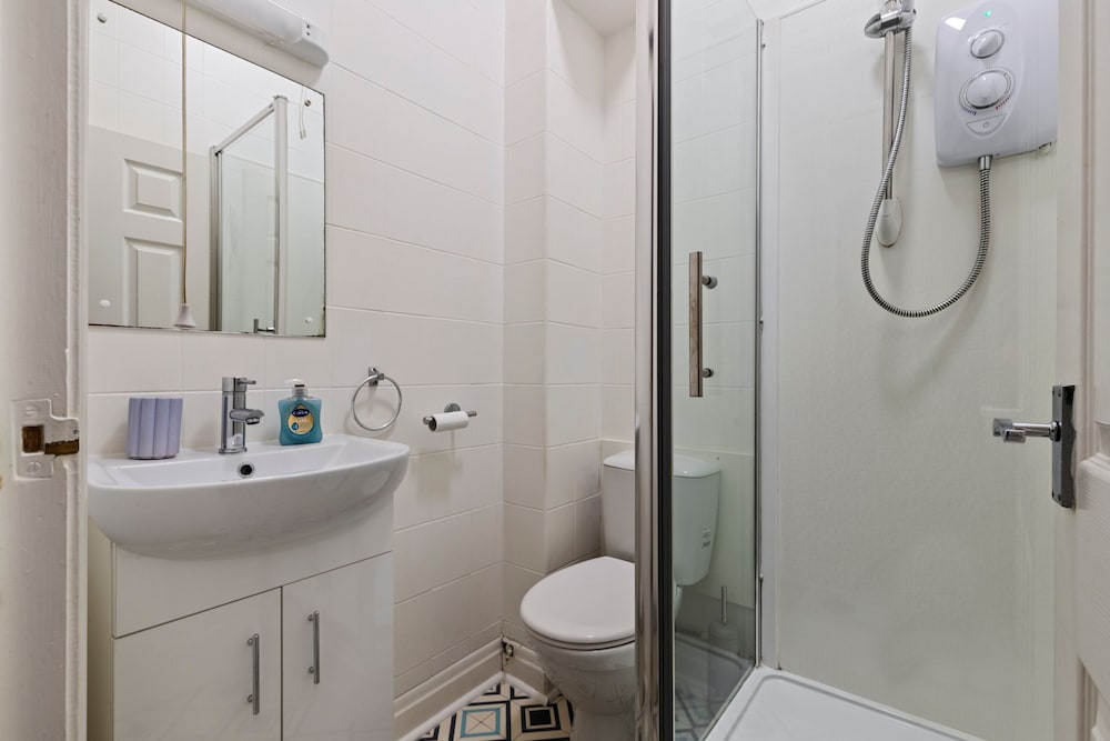 Tenby Studio Apartment - Stroll to Beach and Town