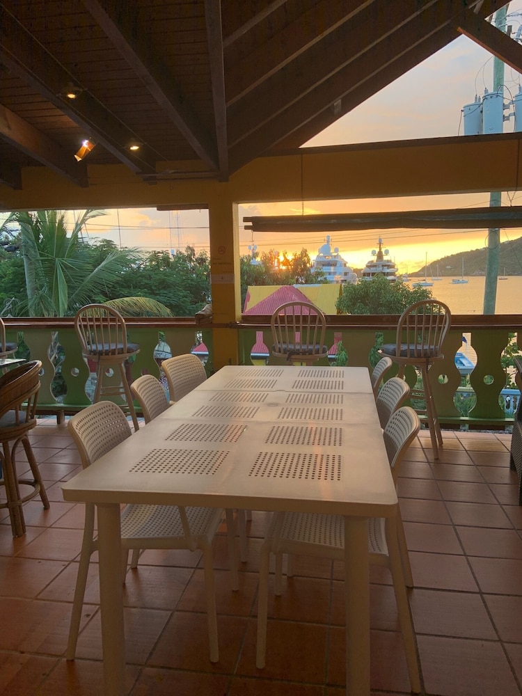 The Waterfront Inn - Hostel