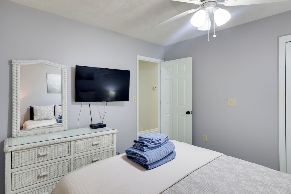 5 Mi to Cherry Grove Beach: Dog-friendly Condo!