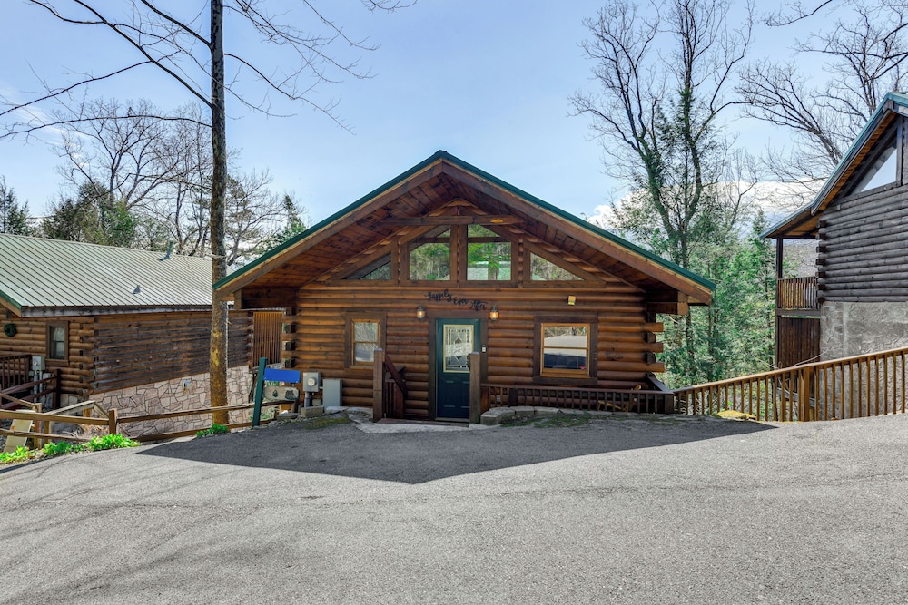 Smoky Mtn Escape w/ Hot Tub: 4 Mi to Gatlinburg!