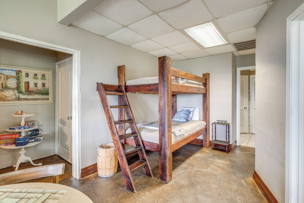 1 Mi to Lake Guntersville: Scenic Condo Retreat!