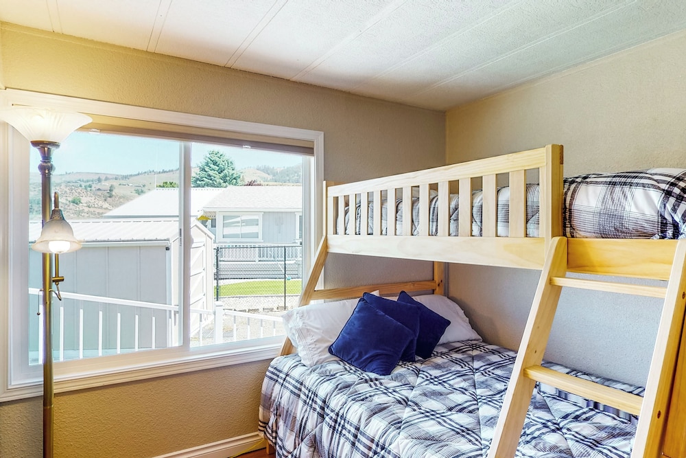 Paradise Point: Lakefront Escape w/ Views