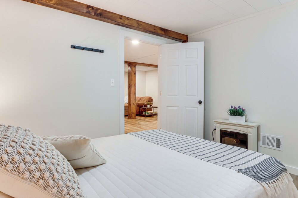 Mtn-view Pleasantville Home on 100 Acres!