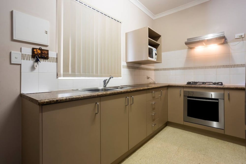 Pet Friendly 2BR APT With Balcony in East Vic Park