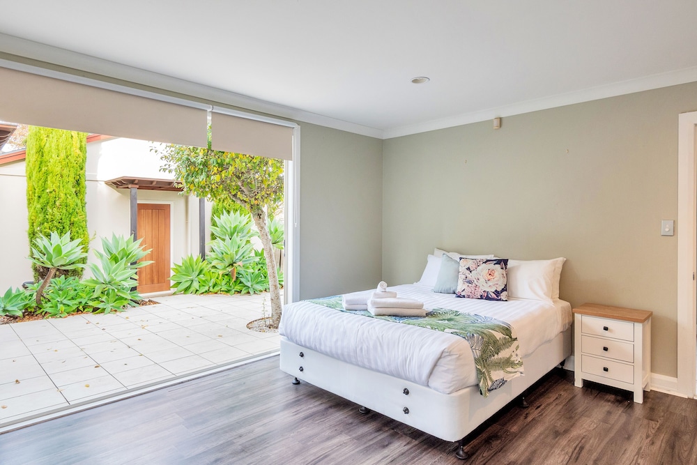 Castor Bay Home near Albany Sleeps 9 view 5