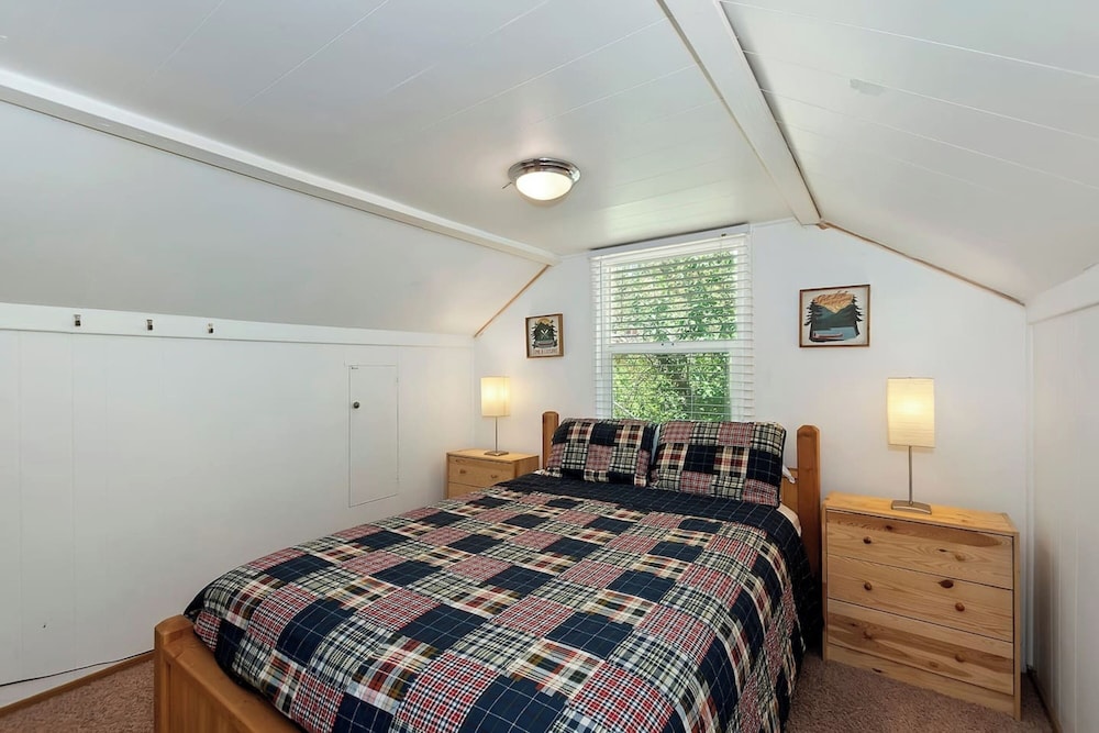 Sunshine Cabin Cozy 2-Story Getaway