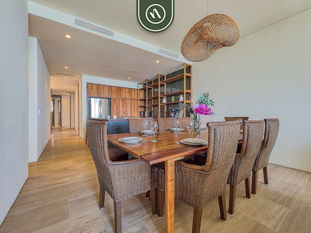 Luxury 4BR Oceanfront Condo - Private Beach - Pool