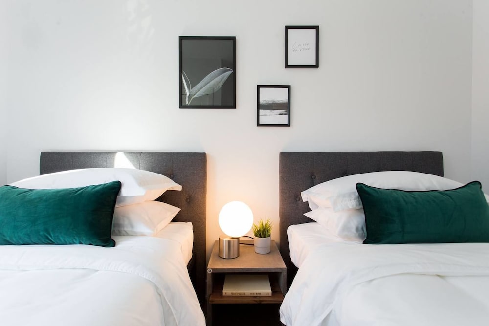 Brand New 3 Bedroom With Rooftop Patio - Image 3