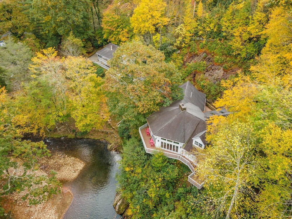 Riverfront Sanctuary Your Mountain Getaway