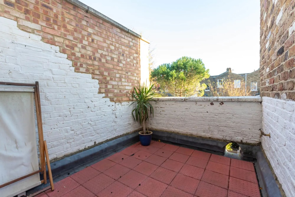Spacious and Bright 2 Bedroom Flat in Kentish Town