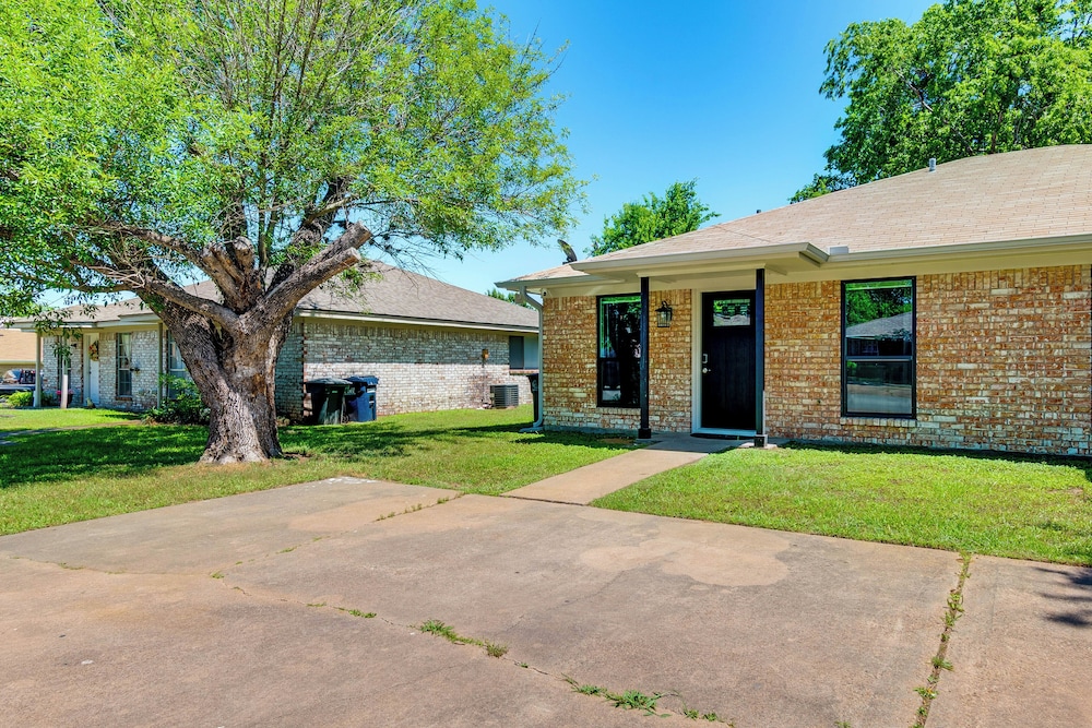2 Mi to Texas A&m: Pet-friendly Duplex w/ Yard!