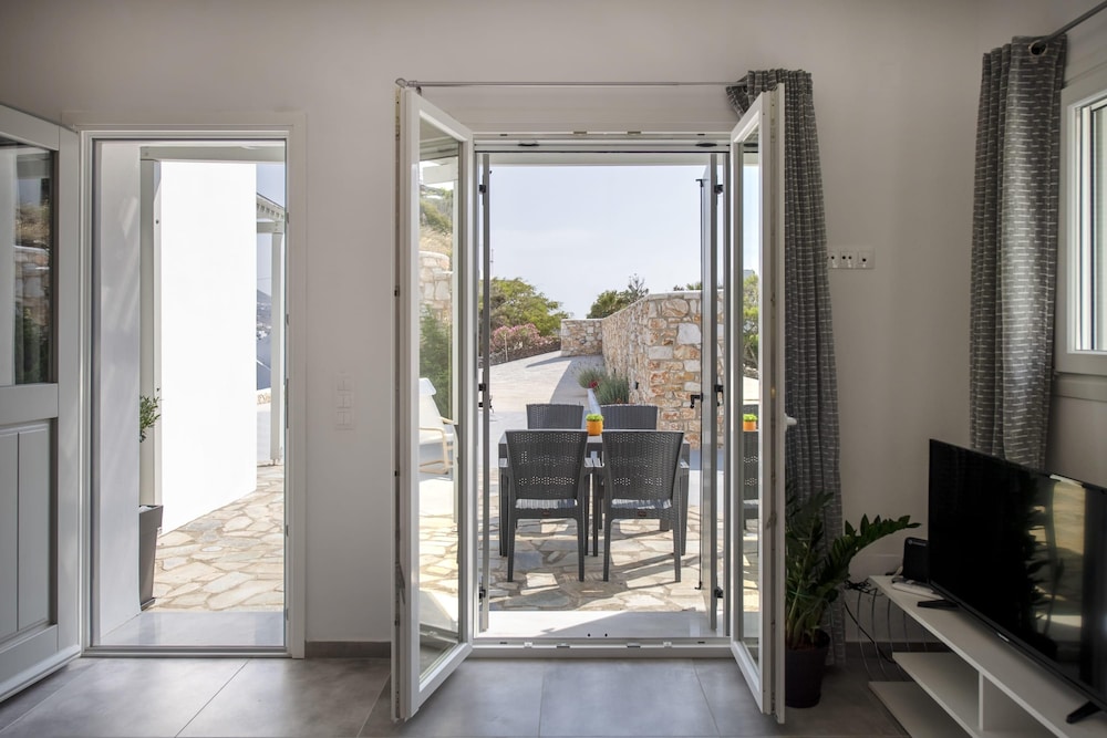 Parikia s Sunlight 2bedroom House