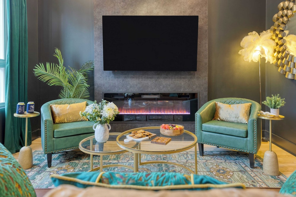 Sleeps 16 2 Homes Next Door + Walk to Dining & Music Lischey Loft & The Bloom House by Avantstay