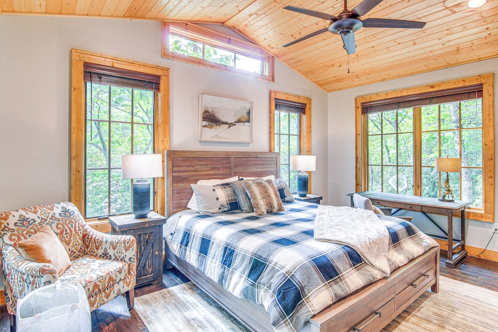 Chinquapin Escape: Resort Perks, By Lake Glenville
