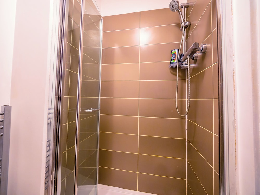 Ensuite5 Woodhouse private bath 2kitchen