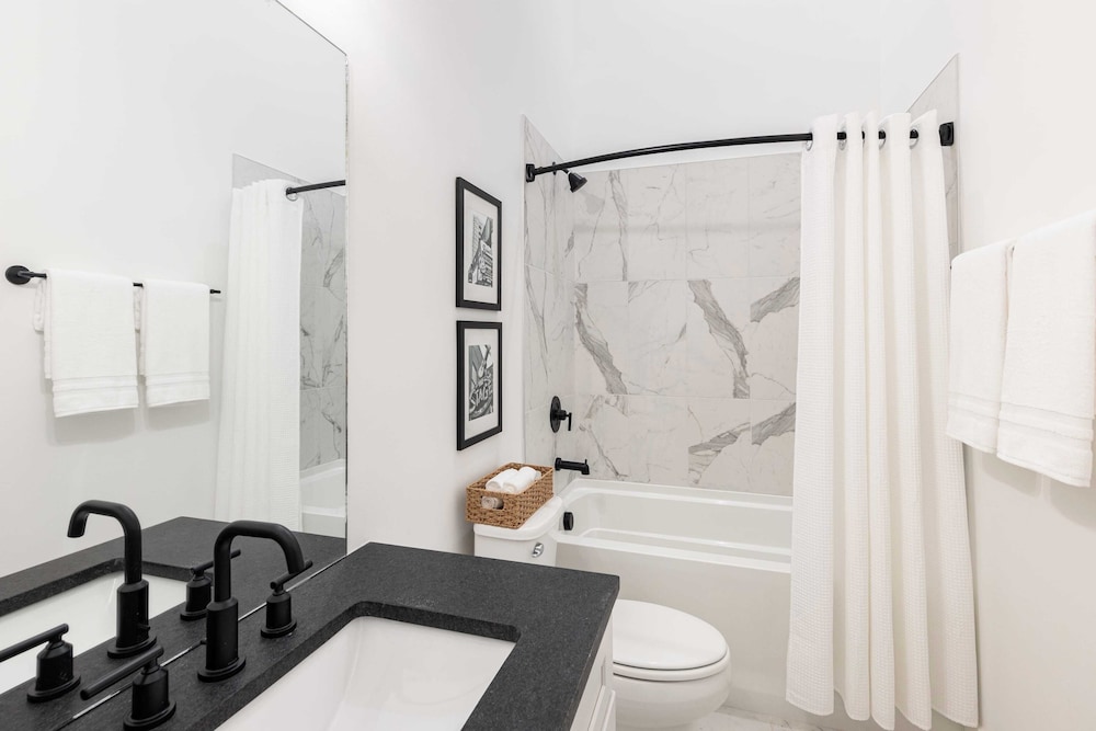 New Build Sleeps 12, 2 Condos in Scenic Bluffside, Minutes to Downtown