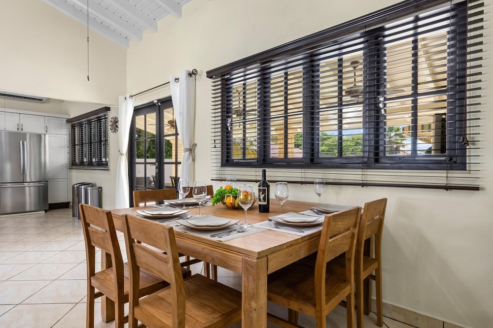 Luxurious Haven in the Heart of the Island Pool