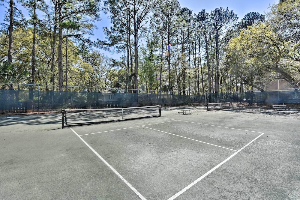 Hilton Head Condo: Beach Supplies, Walk to Shore! view 4