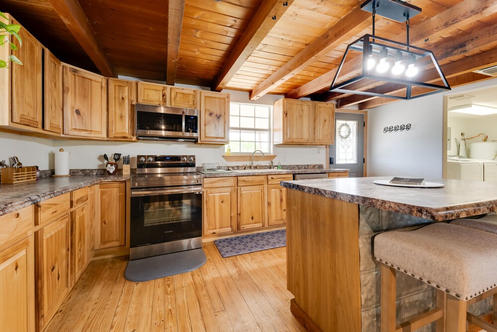 Pet-friendly Cabin on 3 Acres: 7 Mi to Uvalde!