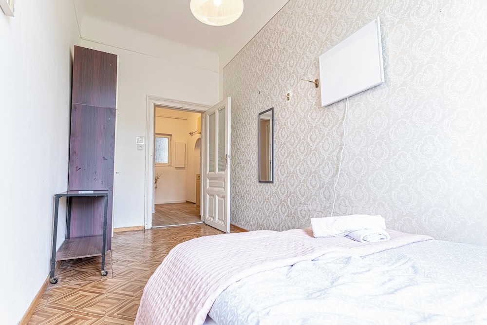 Stylish 2BR Apt Garden Modern Comforts