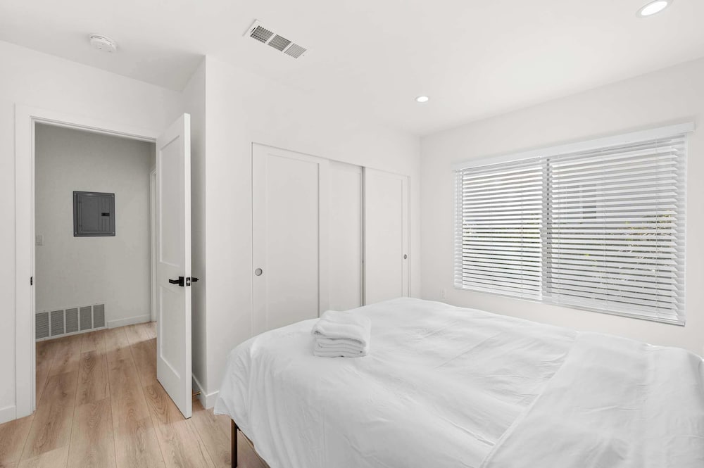 Not Affected by the Fire/spacious Modern Retreat w Luxury Amenities & Style