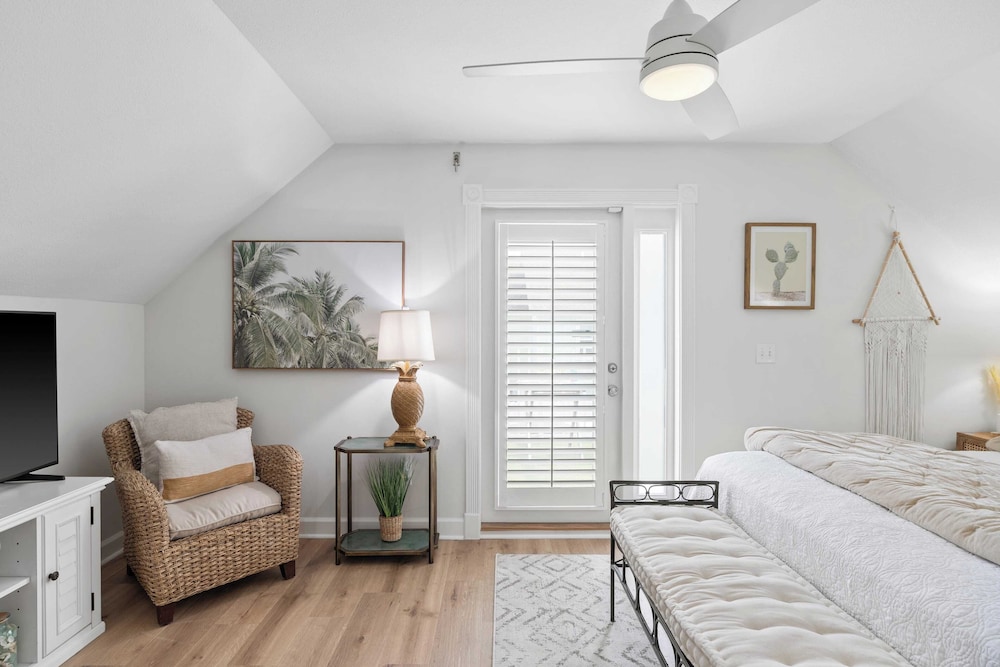 Newly Renovated! 2-min Walk to the Beach The Coastal Cottage by Avantstay