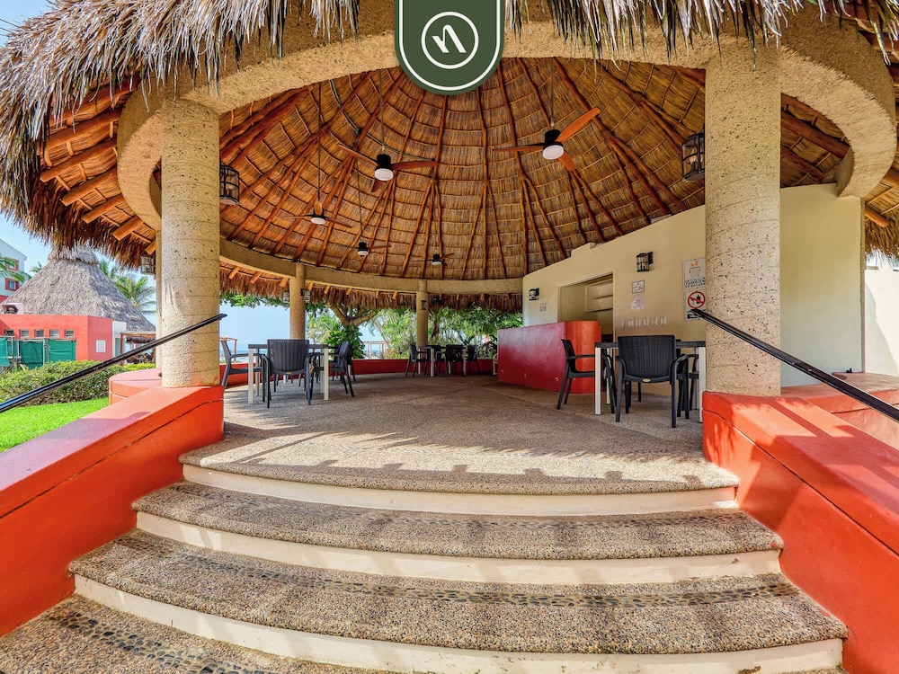 Oceanview 4 BR Condo - Pool - Beach - Terrace