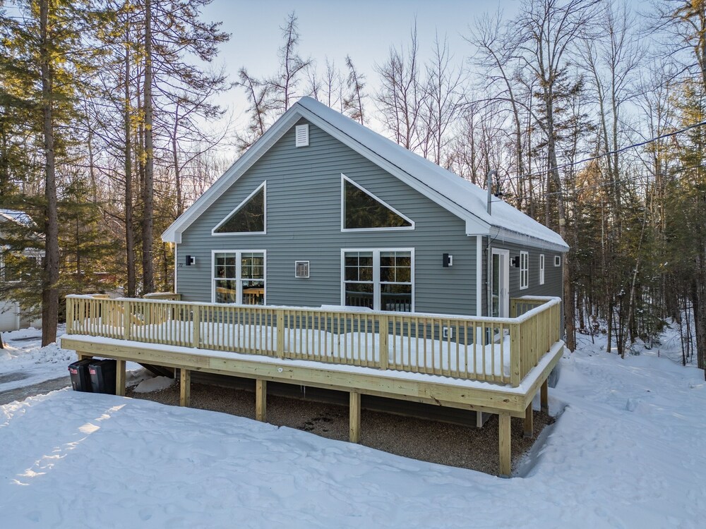 Unwind At Our Beautiful Sanctuary Scenic Views 3 Bedroom Home by RedAwning view 5